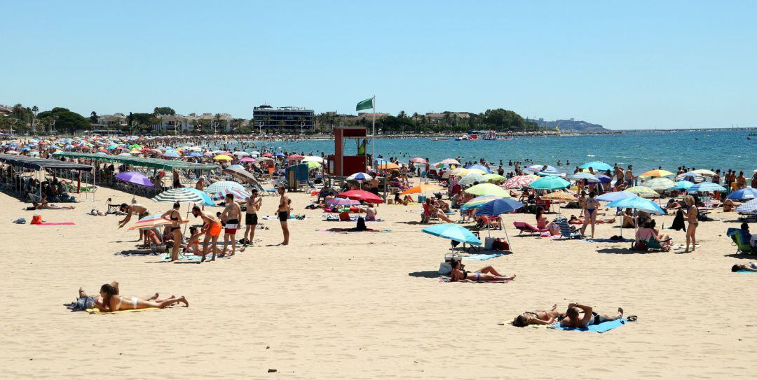 Plano general de una de las playas de Cambrils (Tarragona).