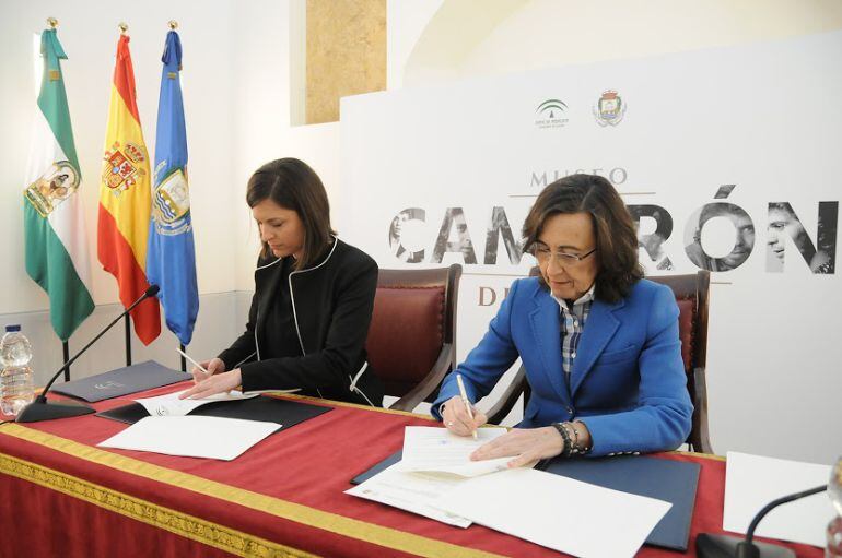 La alcaldesa de San Fernando, Patricia Cavada, junto a la consejera de Cultura, Rosa Aguilar