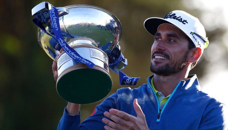 Rafa Cabrera posa con el título de ganador del Open de Escocia