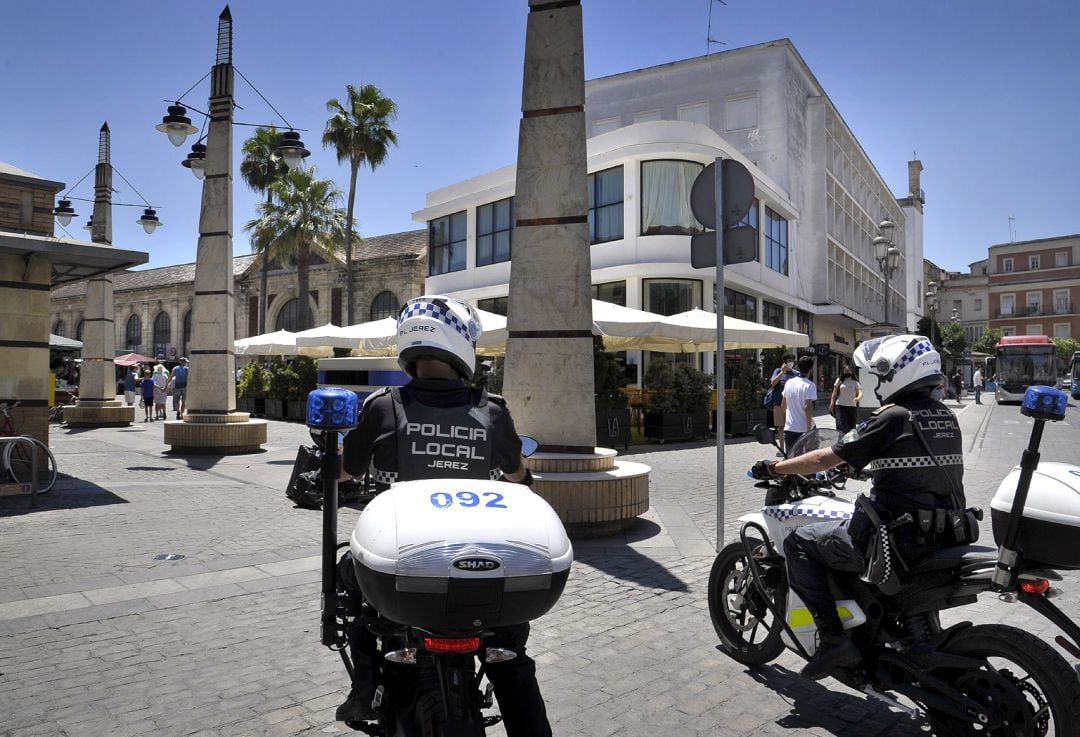 Agentes de la Policía Local en el centro de Jerez