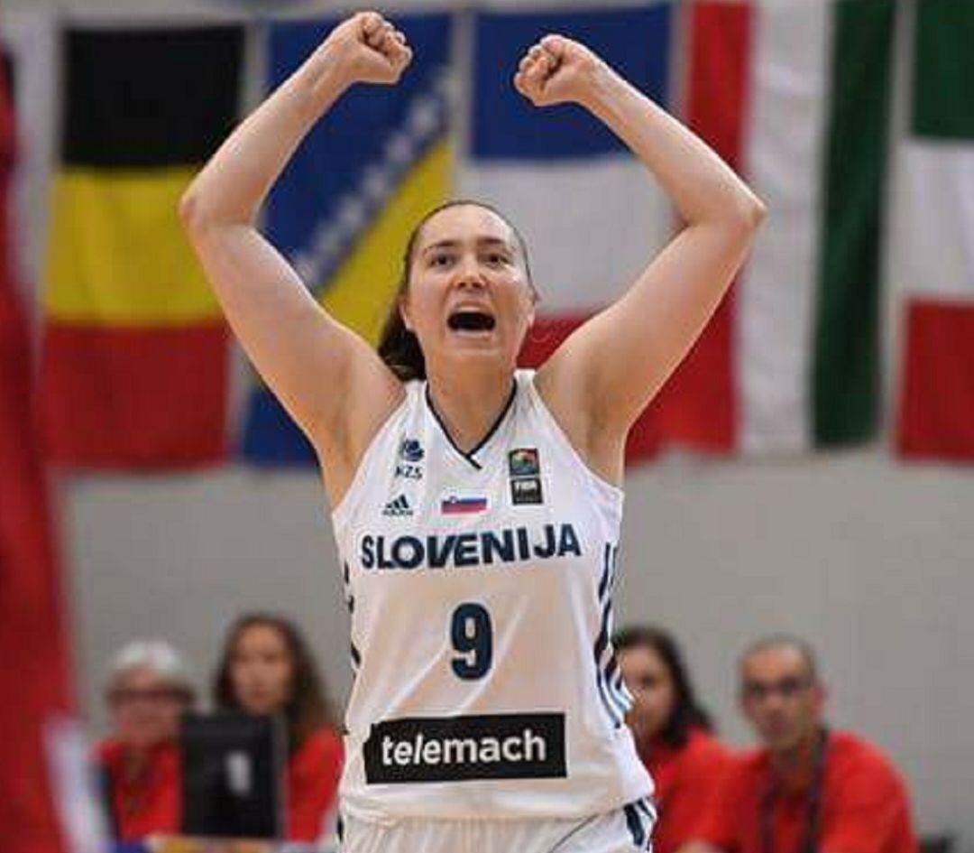 Ana María Prezedj con la camiseta de su selección