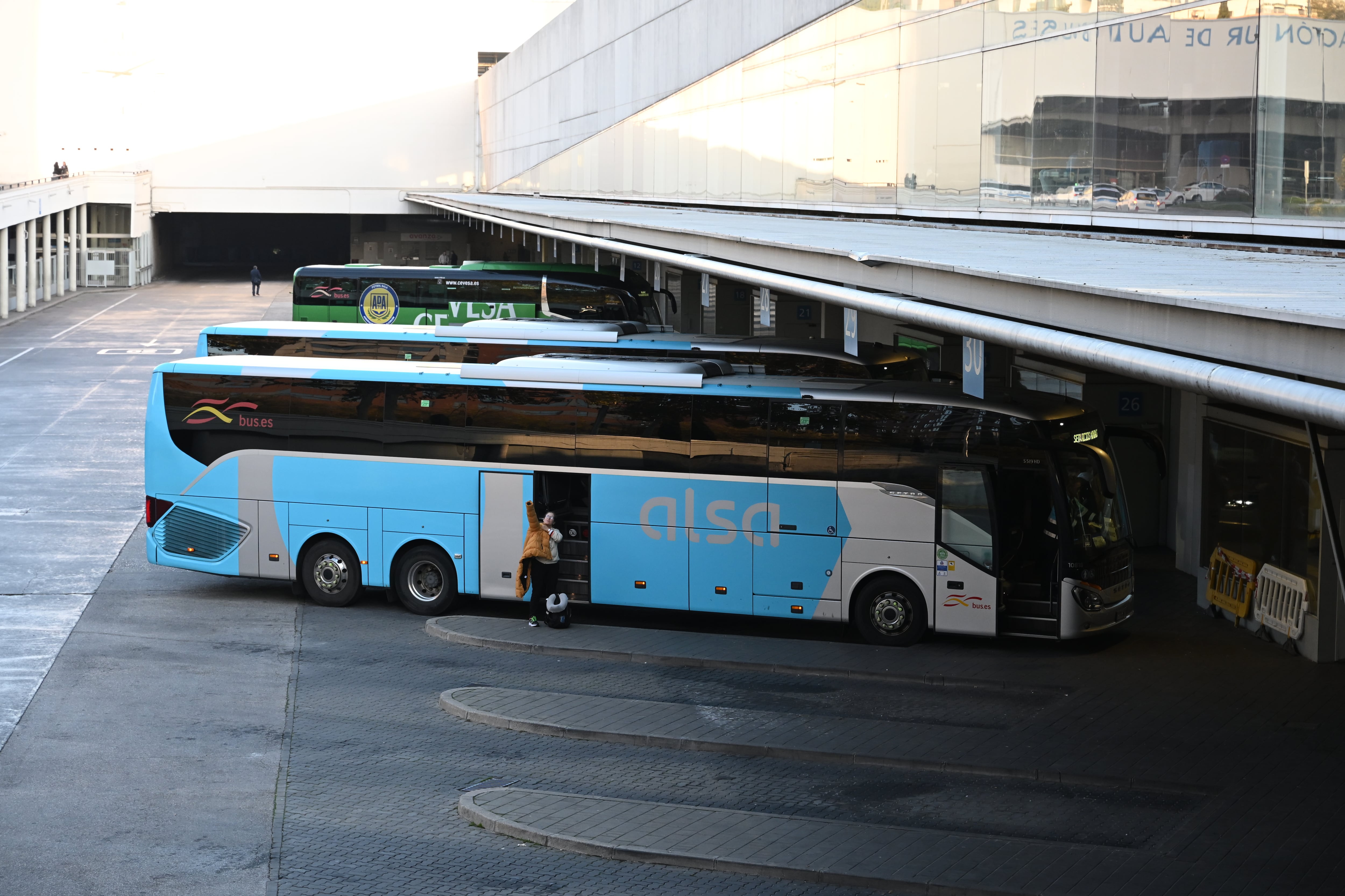 MADRID, 28/11/2024.- Varios autobuses aparcados en la dársena de la Estación de Autobuses de Méndez Álvaro de Madrid, este jueves. Miles de conductores de autobús, incluidos los del transporte público urbano, están llamados a parar este jueves en la primera de una serie de paros convocados por CCOO y CGT, y con los que demandan jubilaciones anticipadas para este colectivo. EFE/ Fernando Villar
