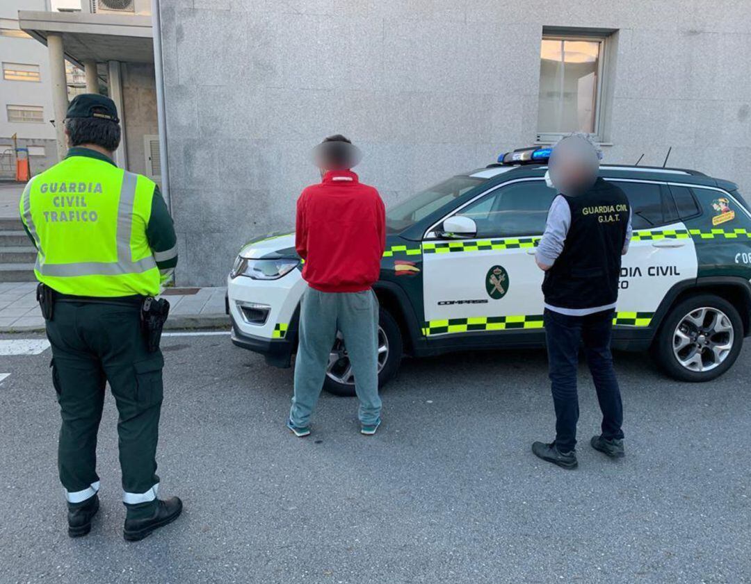 Momento de la detención del joven que se saltó el confinamiento y escupió a los agentes de la Guardia Civil