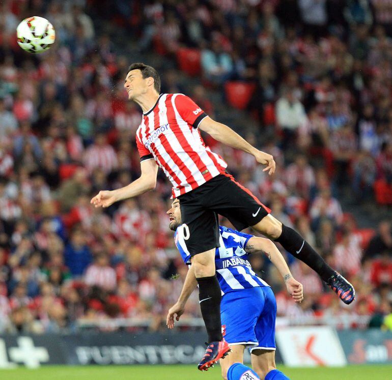 GRA566. BILBAO, 09/05/2015.- El delantero del Athletic de Bilbao Aduriz (i) cabecea un balón ante un defensor del Deportivo de La Coruña, durante el partido de Liga en Primera División que están disputando esta noche en el estadio de San Mamés, en Bilbao. EFE/Luis Tejido