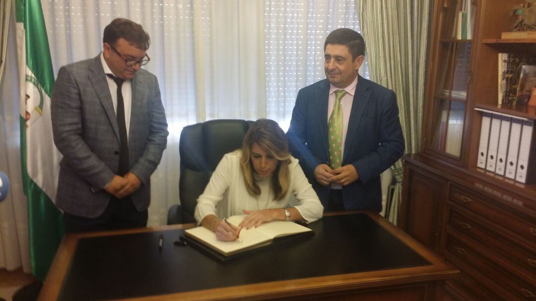 Susana Díaz firma en el Libro de Honor del Ayuntamiento de Castillo de Locubín