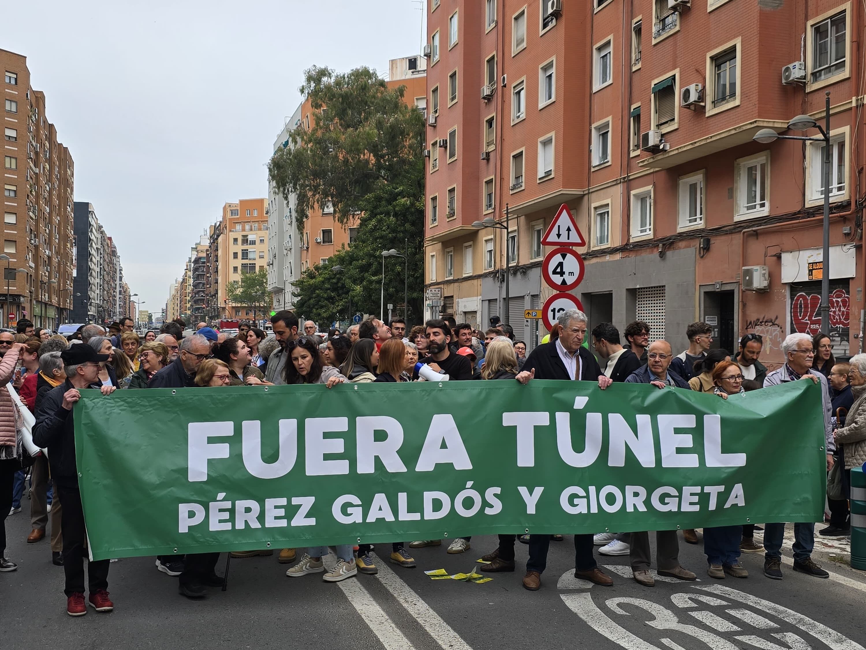 Protesta vecinal contra el túnel de la avenida Benito Pérez Galdós de València.