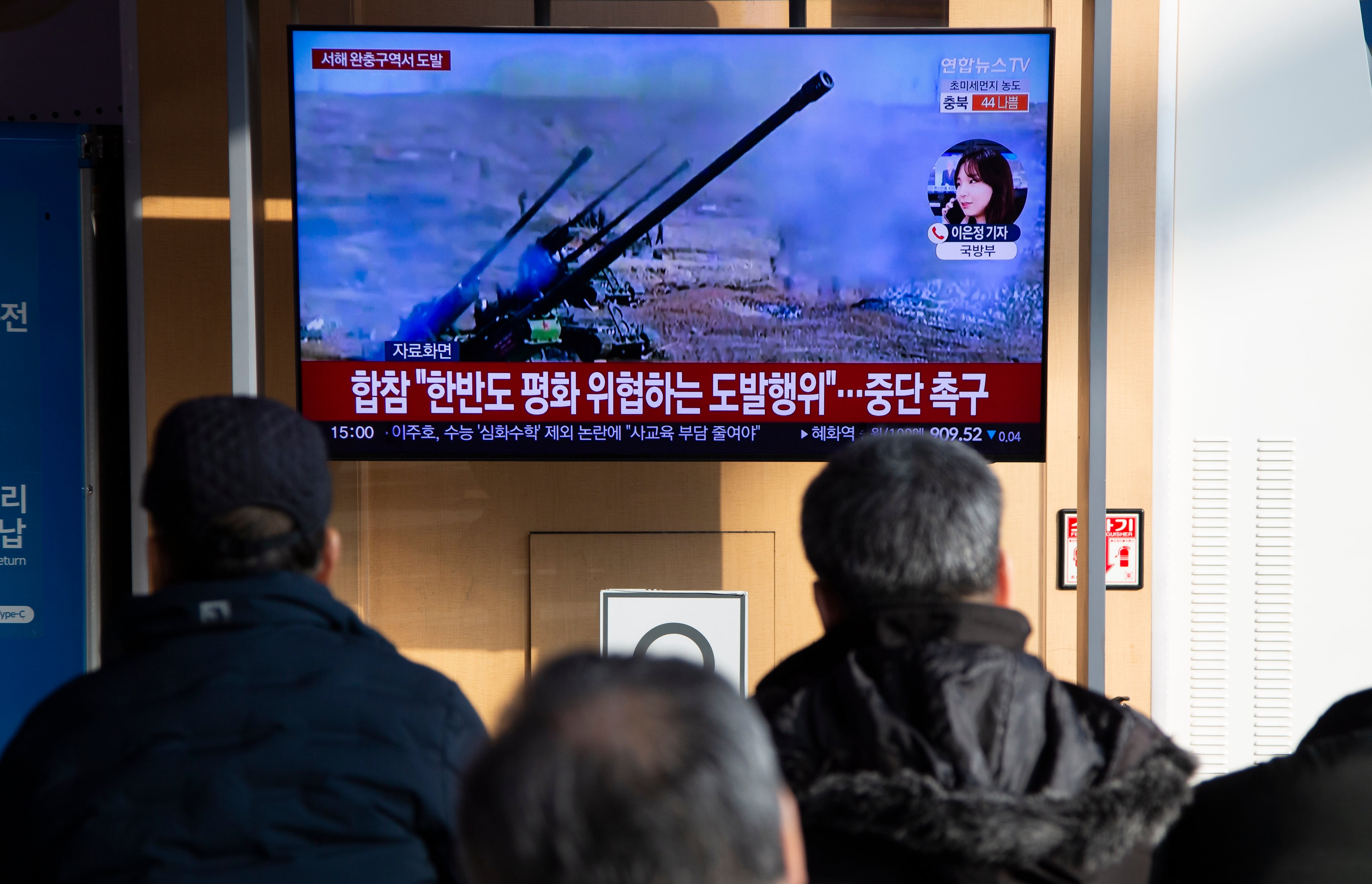 Ciudadanos de Corea del Sur viendo en televisión las noticias sobre el incremento de la tensión con su vecino del norte este 5 de enero