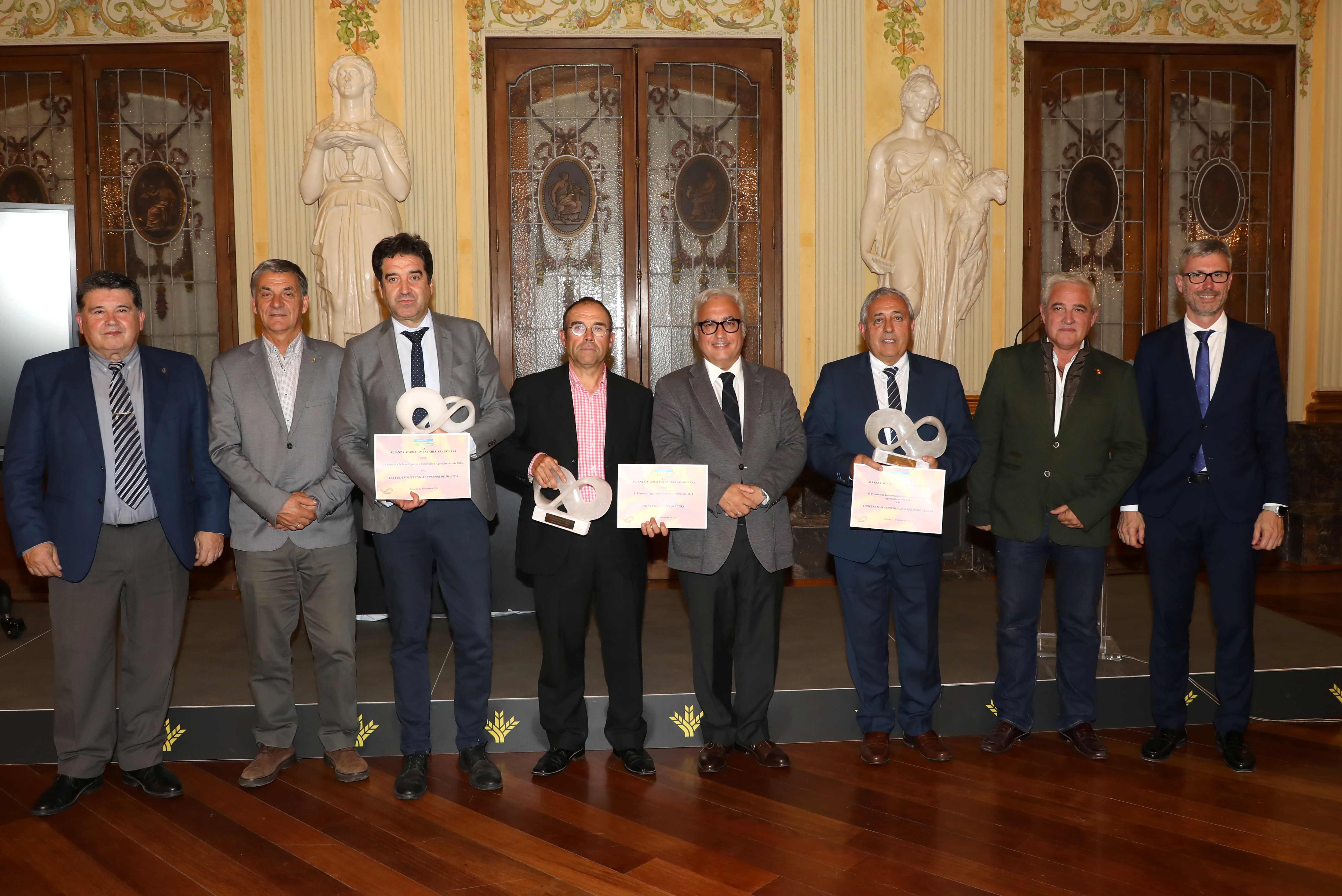 Foto de familia de los premiados. Foto:  Agencia Almozara