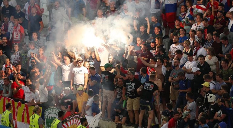 Ultras rusos durante el partido entre su selección e Inglaterra.