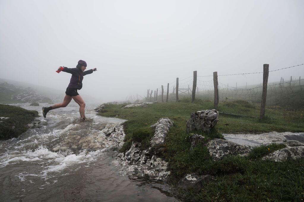 Una mujer corre bajo la niebla en Zumaya, Guipúzcoa.