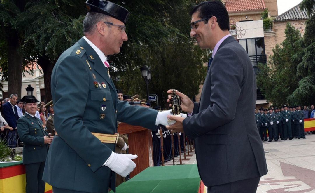 El teniente coronel Humberto Urruchi entrega la distinción al presidente de la Diputación, Jose Manuel Caballero, coincidiendo con la festividad de la patrona.