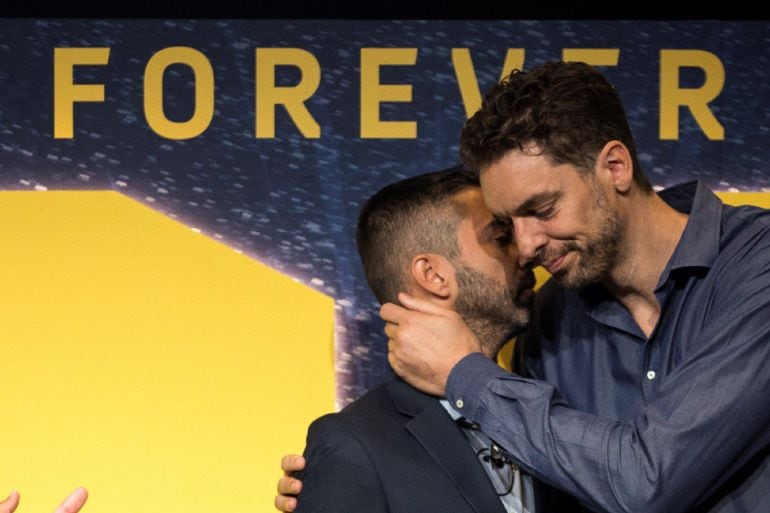 Navarro y Pau Gasol se abrazan en el acto de despedida de Pau Gasol