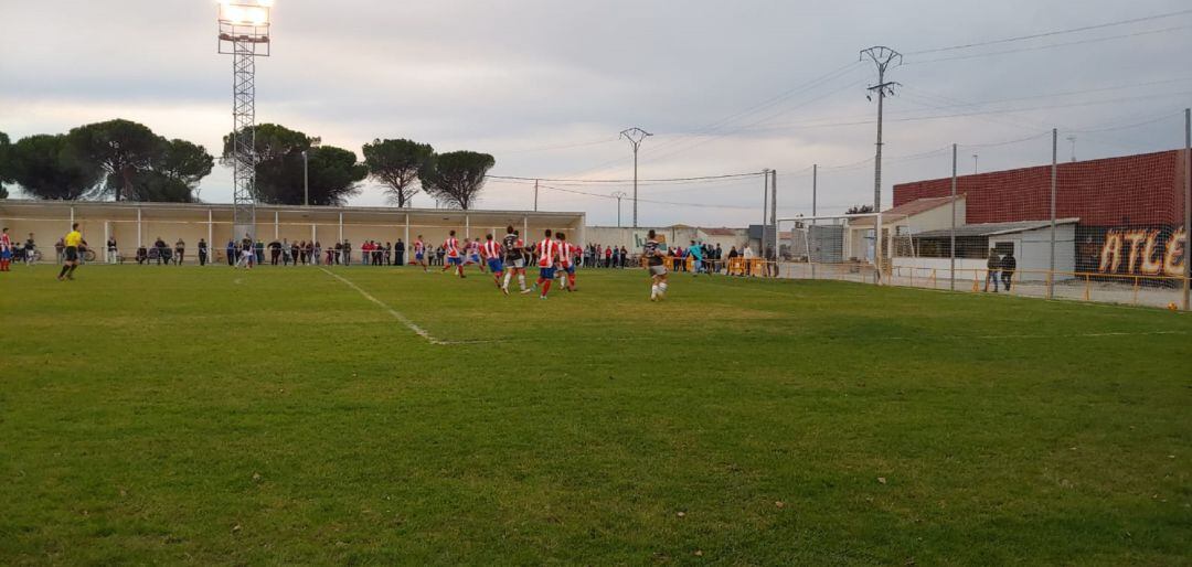 Instantánea del partido entre el Atlético Peñafiel y la Gimnástica Medinense