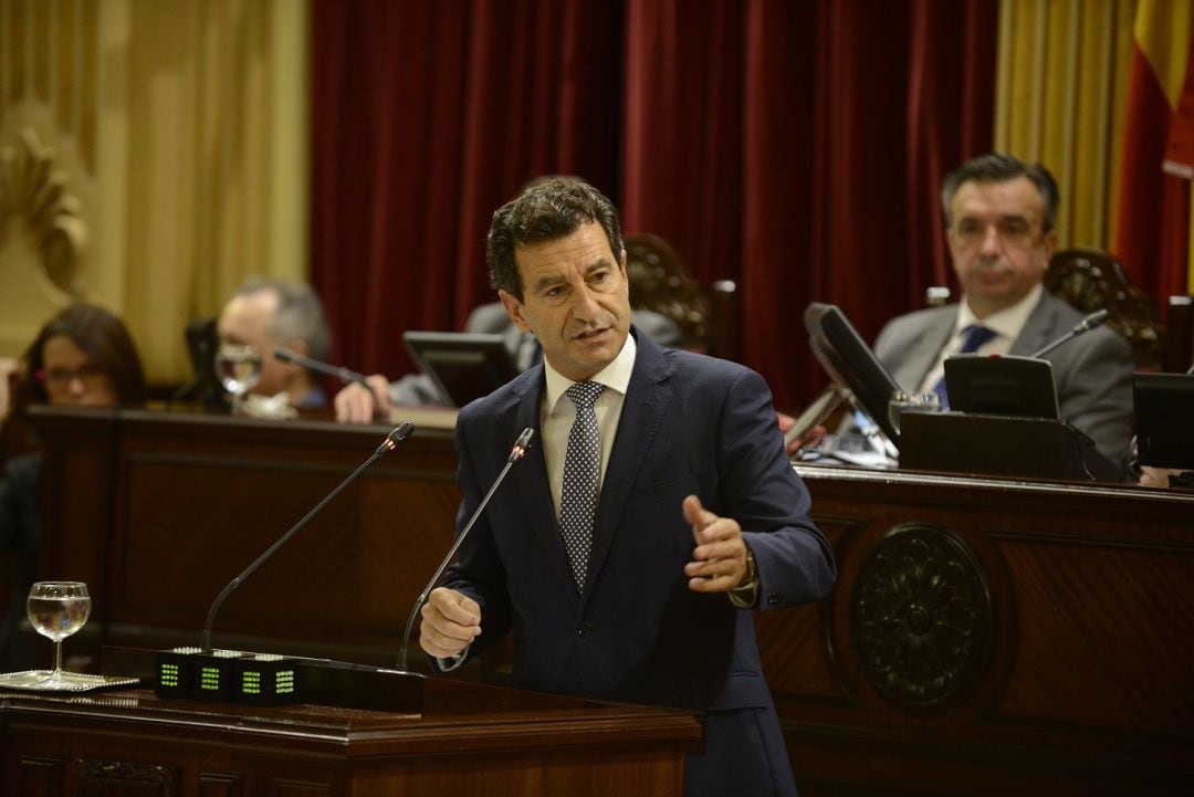 Biel Company, presidente del PP balear, hablando en el pleno