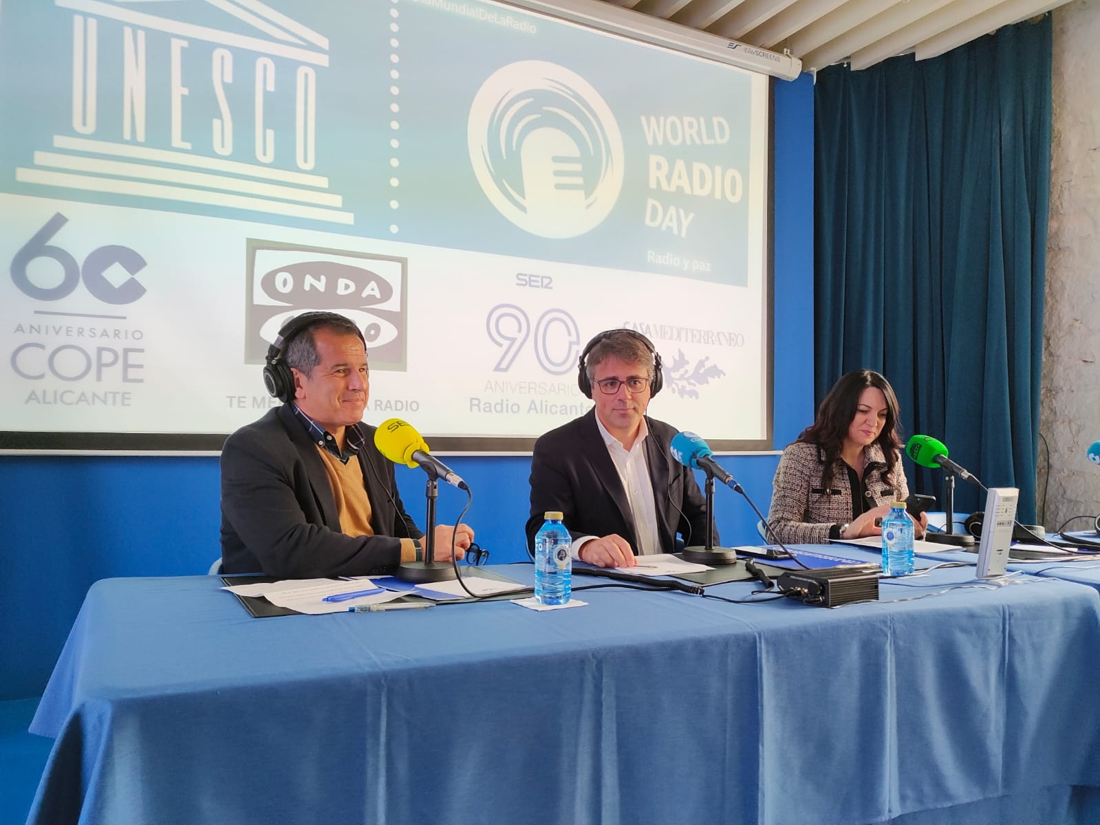 Carlos Arcaya (I), Denis Rodríguez (C) y Luz Sigüenza (D) durante este Día Mundial de la Radio