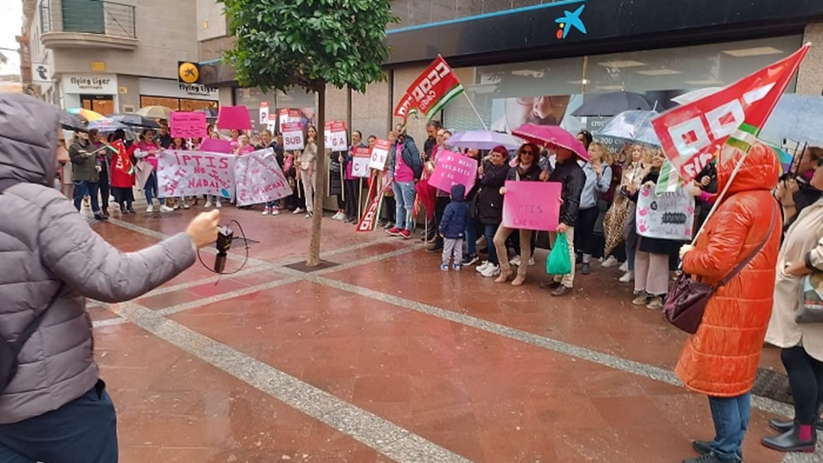 Los PTIS se concentran a las puertas de la Subdelgación de la Junta en defensa de sus derechos