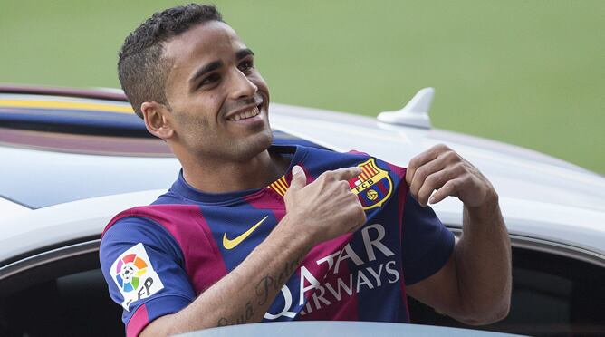Douglas ha posado ante los medios con la camiseta del FC Barcelona