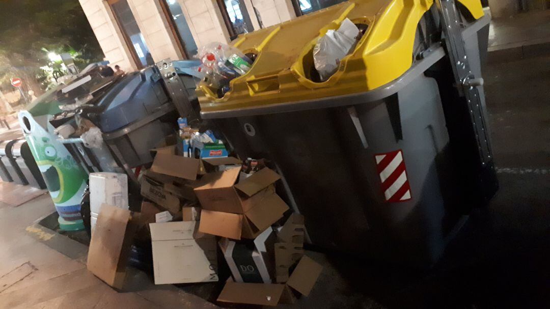 Imagen de contenedores desbordados