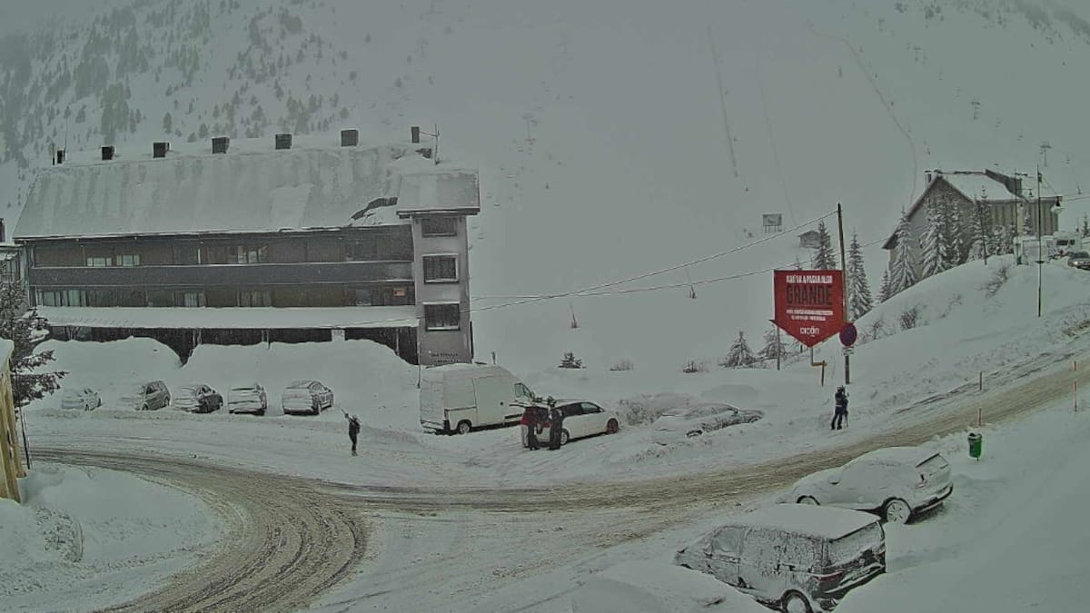 El viento y más nevadas cierran las estaciones de esquí (sábado)