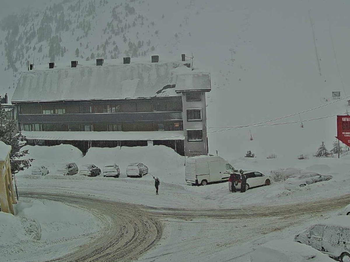 El viento y más nevadas cierran remontes en las pistas de esquí durante este sábado