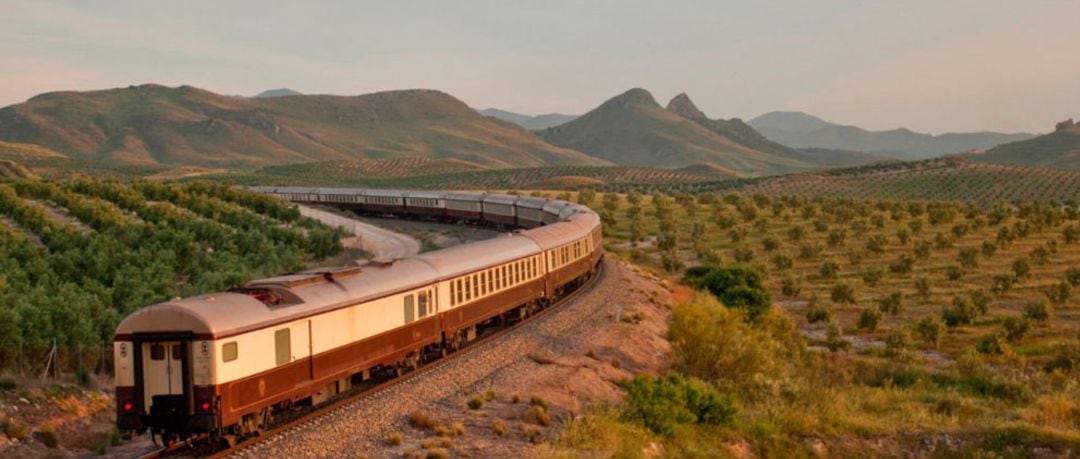 El tren Al-Ándalus a su paso por Jaén. 