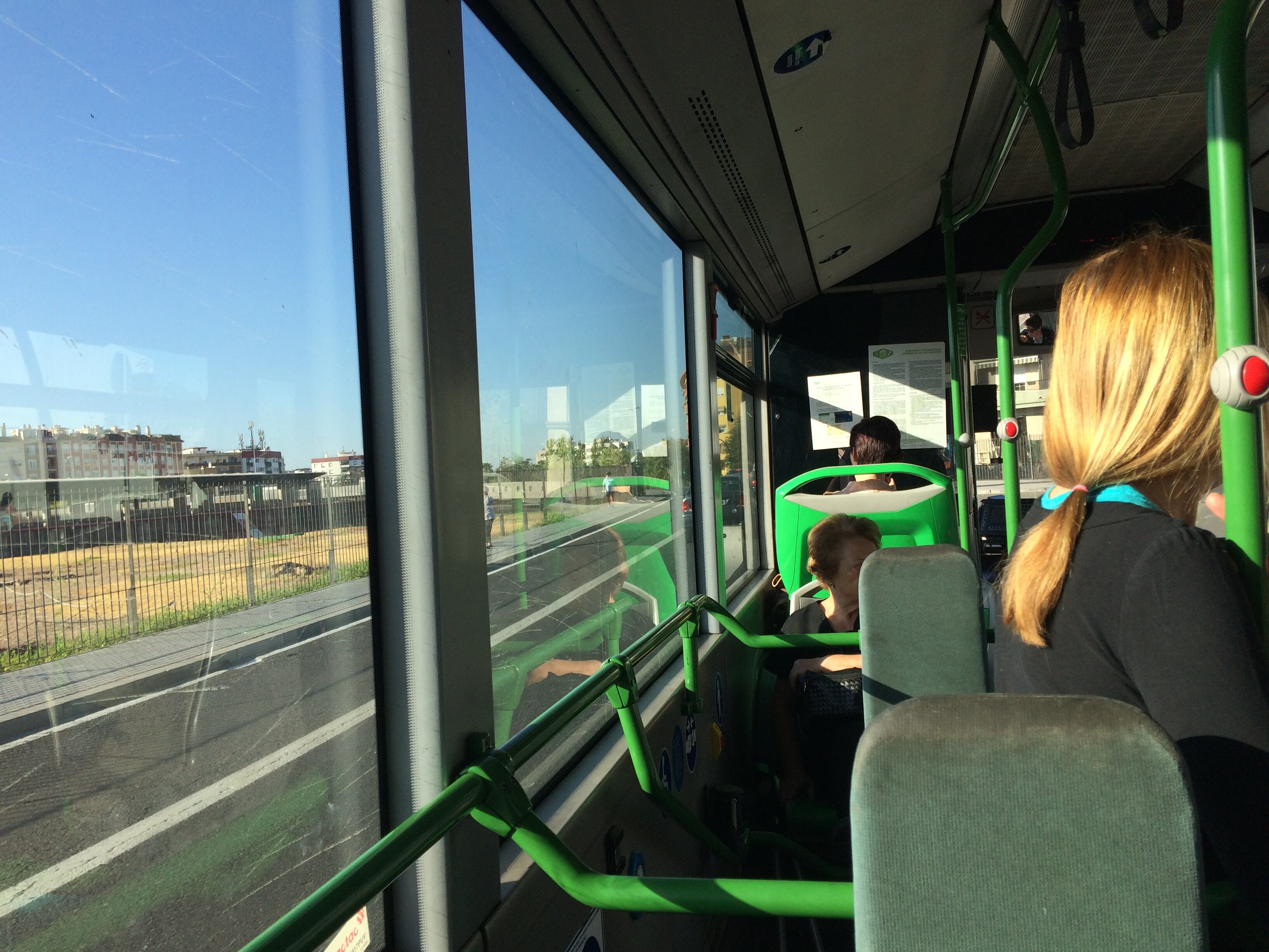 Viajeros en uno de los autobuses de la Empresa Municipal de Autobuses de Córdoba, Aucorsa