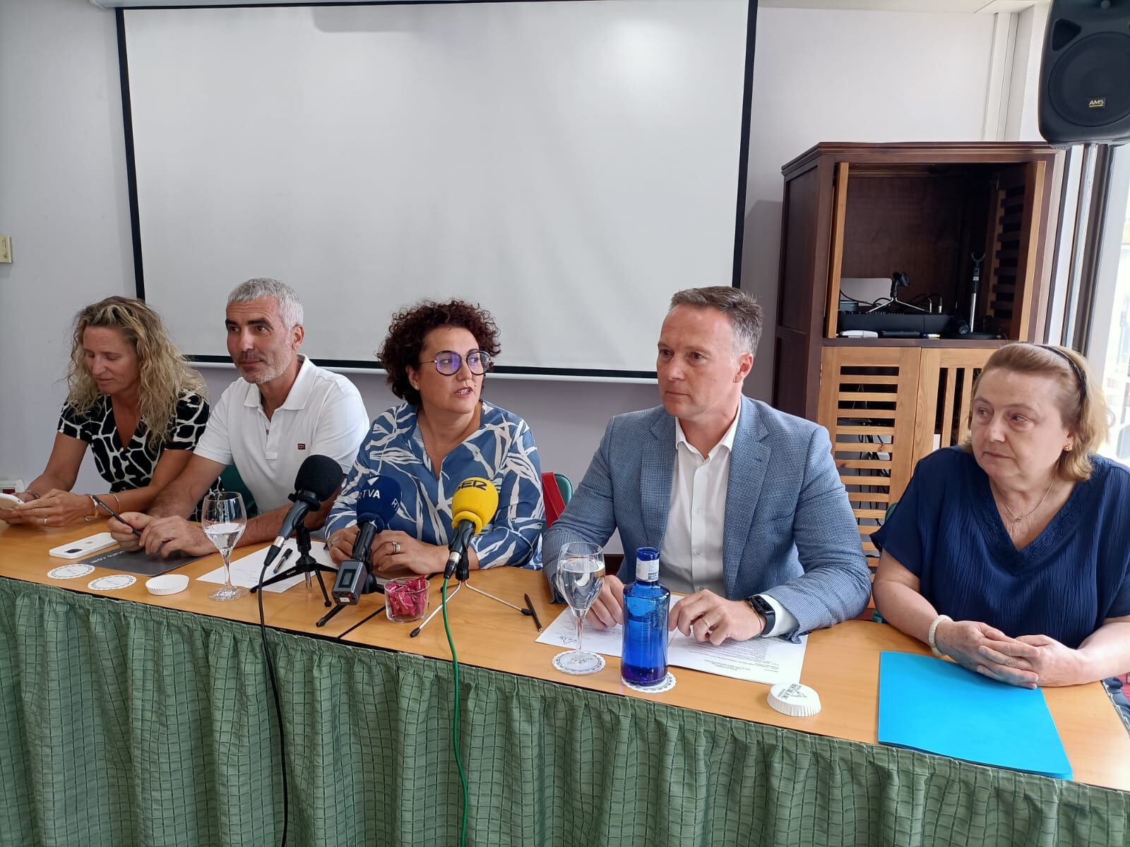 Roda de premsa de la ministra Pallarés i els quatre consellers liberals per anunciar que abandonen el partit.