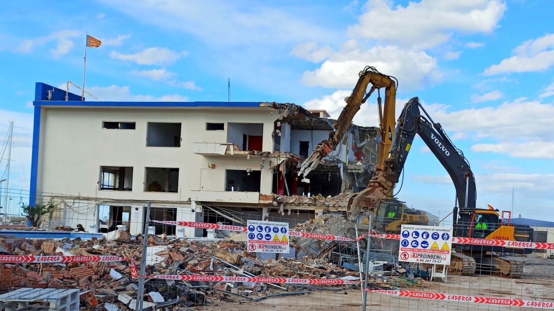 Obras de derribo del edificio del Club Náutico de Gandia 