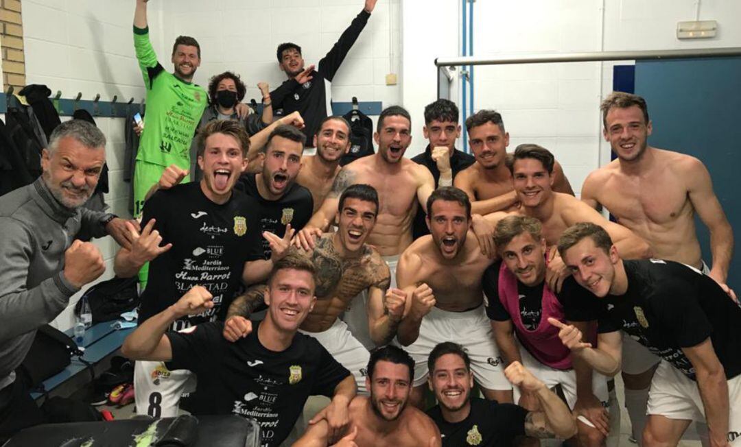 Los jugadores de la Peña celebrando la permanencia