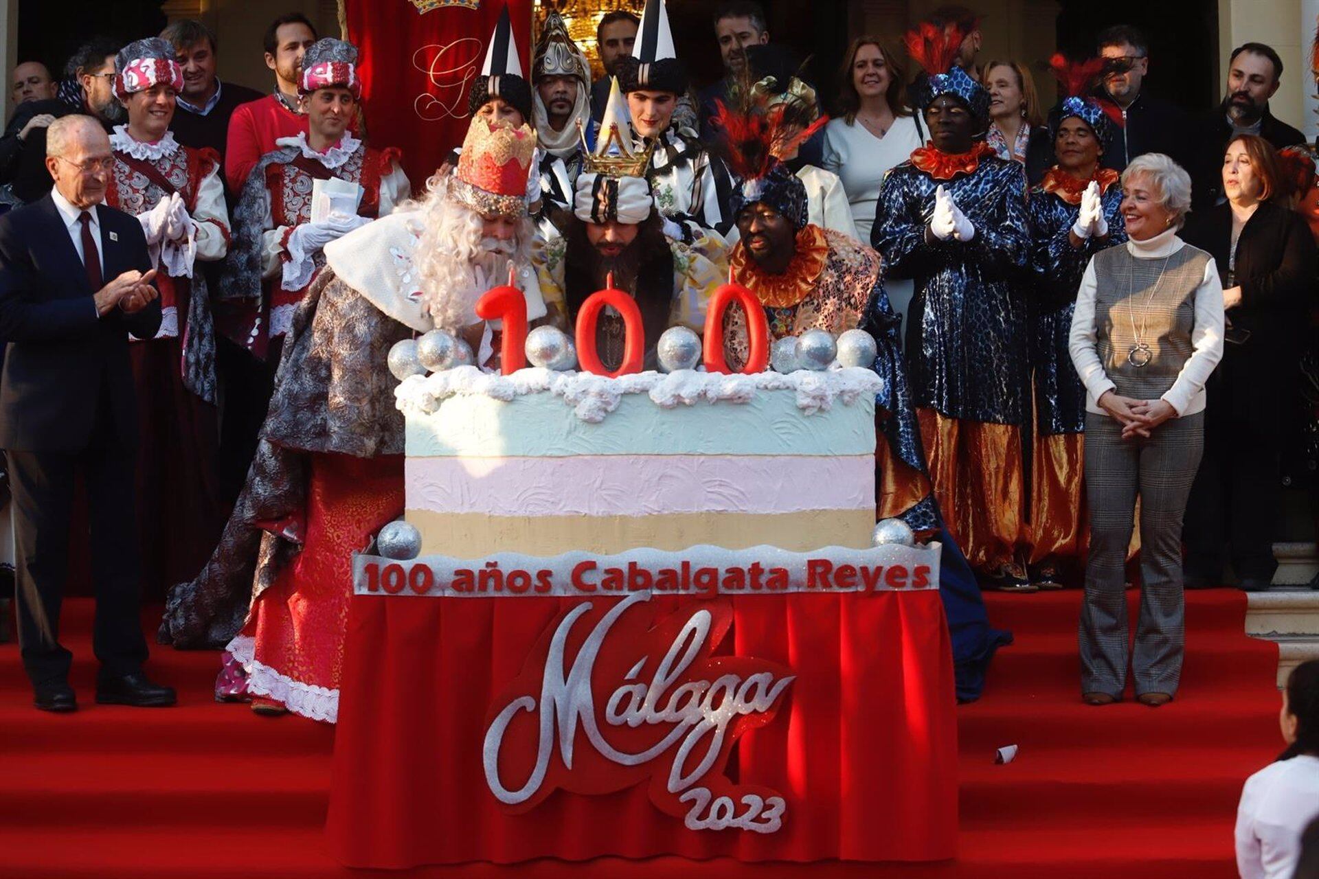 Los Reyes Magos de Oriente soplan las velas de una gran tarta por el centenario de la cabalgata de Málaga capital