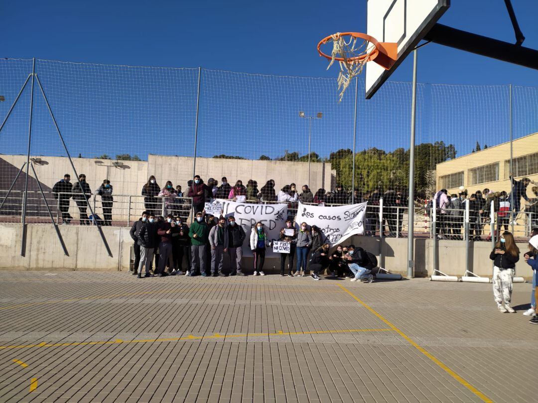 Protesta de alumnos del IES Vinalopó de Novelda esta mañana.