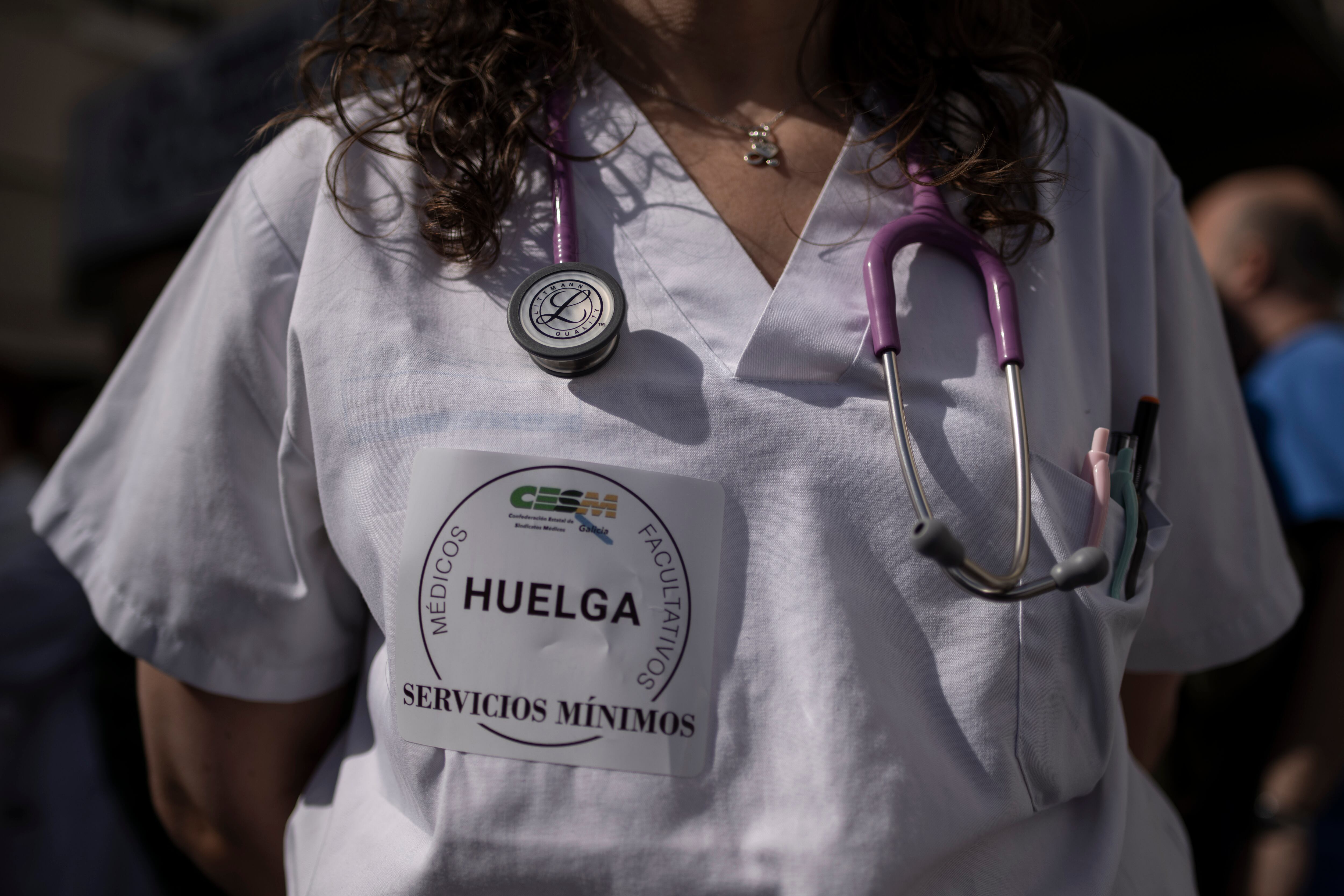 Pegatinga sobre la indumentaria de una asistente a la concentración celebrada a las puertas del Hospital de Ourense, con motivo de la huelga indefinida que mantienen los médicos de Galicia. EFE / Brais Lorenzo