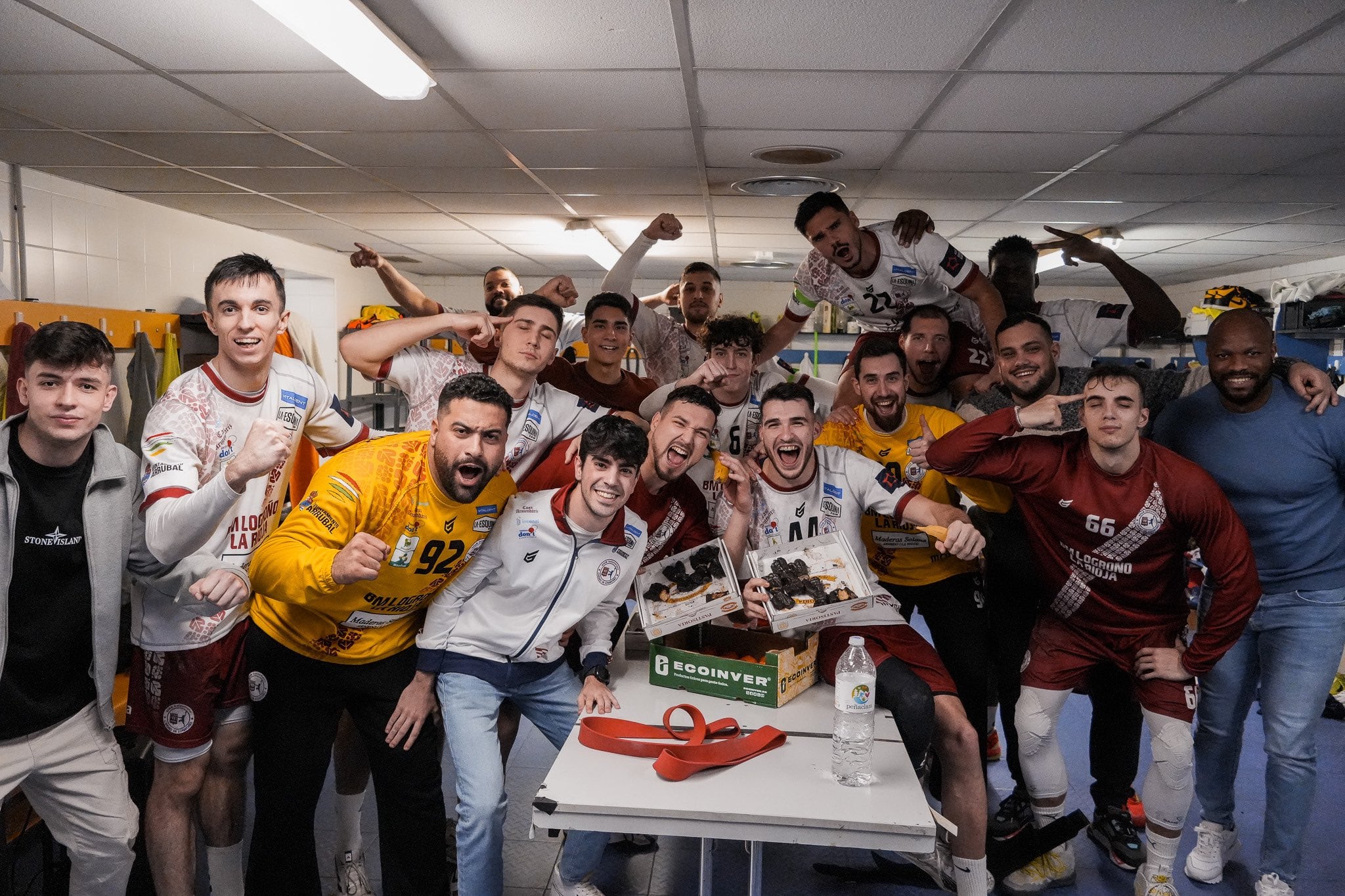 La plantilla del Ciudad de Logroño festeja el triunfo ante Cangas en el Palacio de los Deportes | LabZero Digital