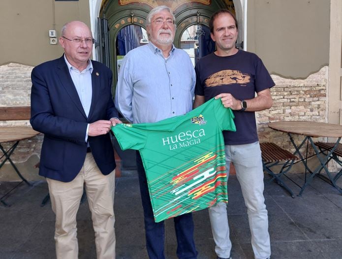 El concejal de Deportes Leopoldo Carranza, junto a Roberto Dieste, presidente del CA Zoiti, y el entrenador Dani Durán