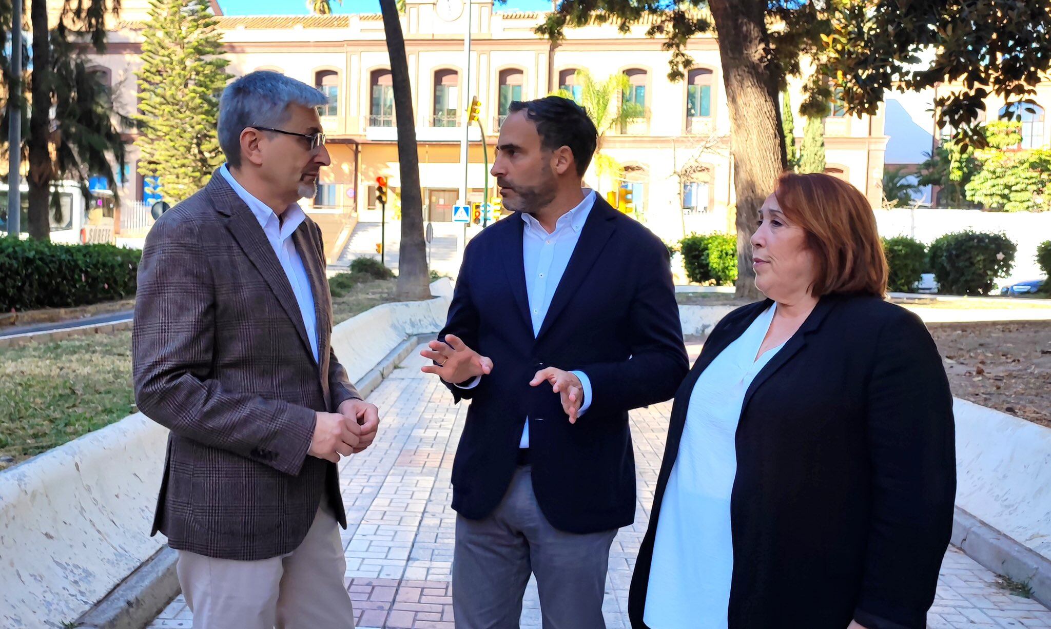 Josele Aguilar, Daniel Pérez y Carmen Martín frente al Hospital Civil de Málaga