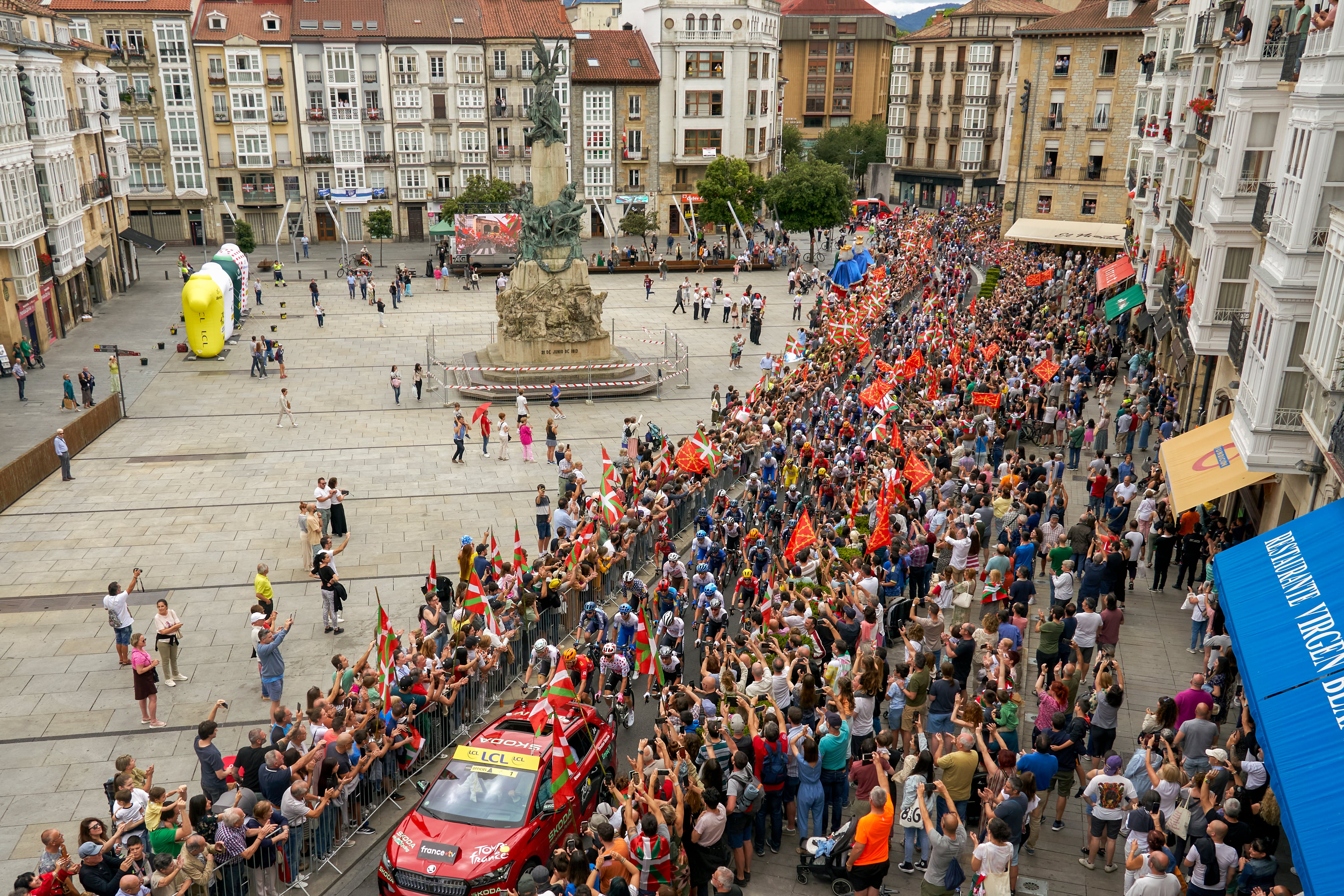 VITORIA, 02/07/2023.-  Fotografía de la salida de la segunda etapa del Tour de Francia 2023, entre las capitales vascas de Vitoria y San Sebastián, y a la que llega como primer líder el británico Adam Yates, del equipo UAEEFE, este domingo, en Vitoria. EFE/ L. Rico
