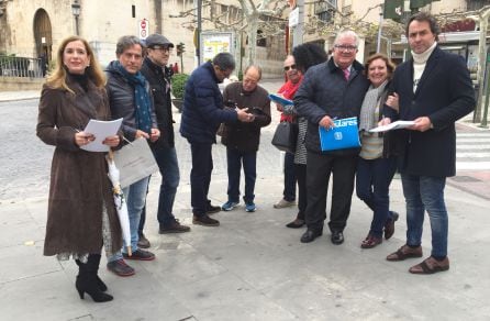 Miembros del PP buscan la firma ciudadana para lograr la medalla de oro para Alfonso Sánchez Herrera