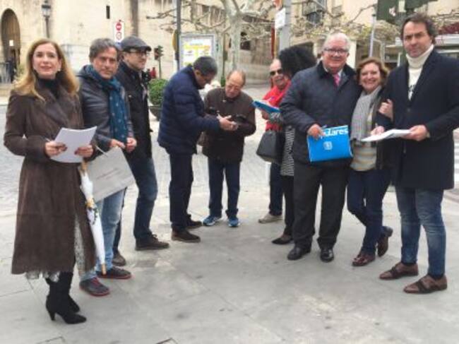 Miembros del PP buscan la firma ciudadana para lograr la medalla de oro para Alfonso Sánchez Herrera