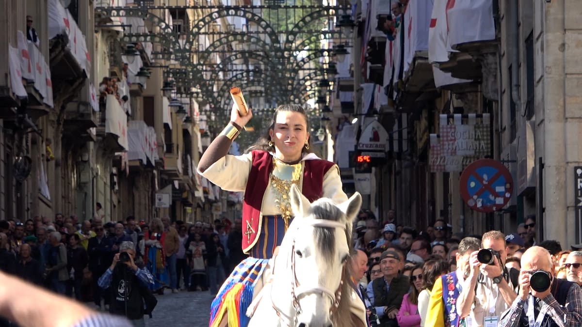 Los moros y cristianos libran la batalla en Alcoy tras el estreno de una mujer en la Estafeta y la Embajada Mora