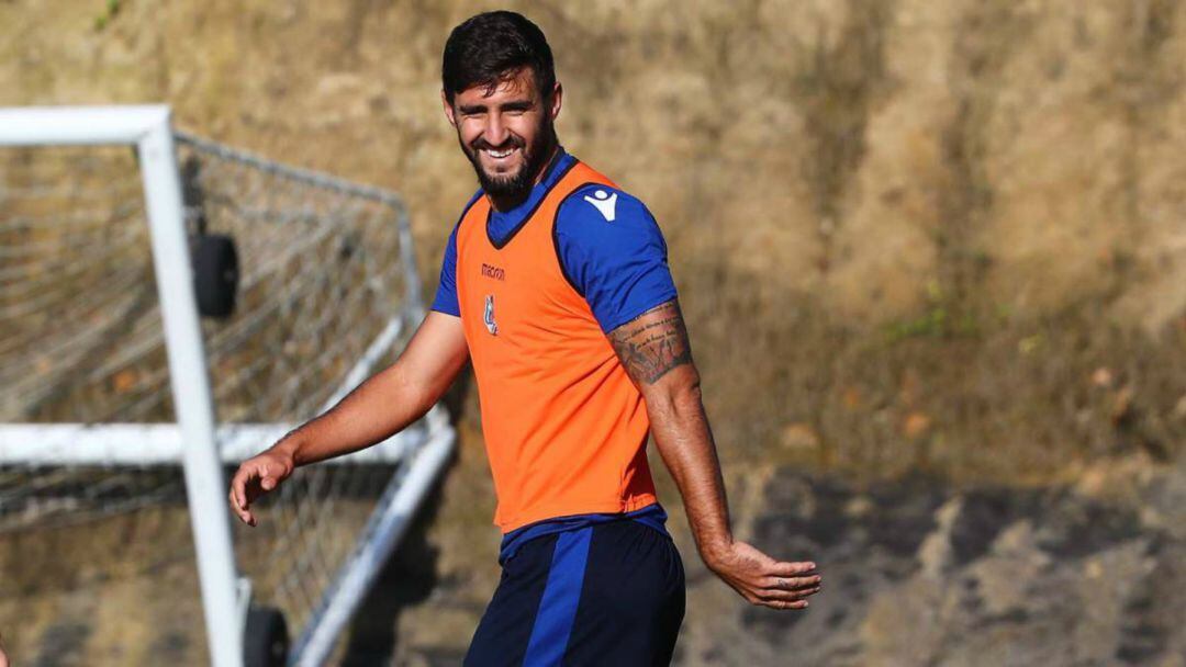 Raúl Navas, durante un entrenamiento con la Real