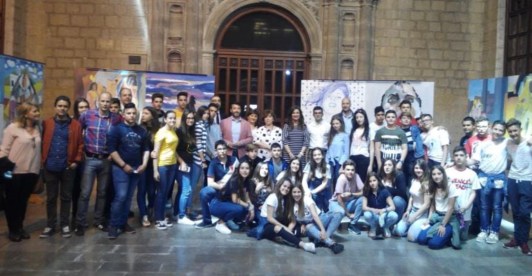 Escolares de Huesa posan delante de sus obras expuestas en el Museo de Jaén.