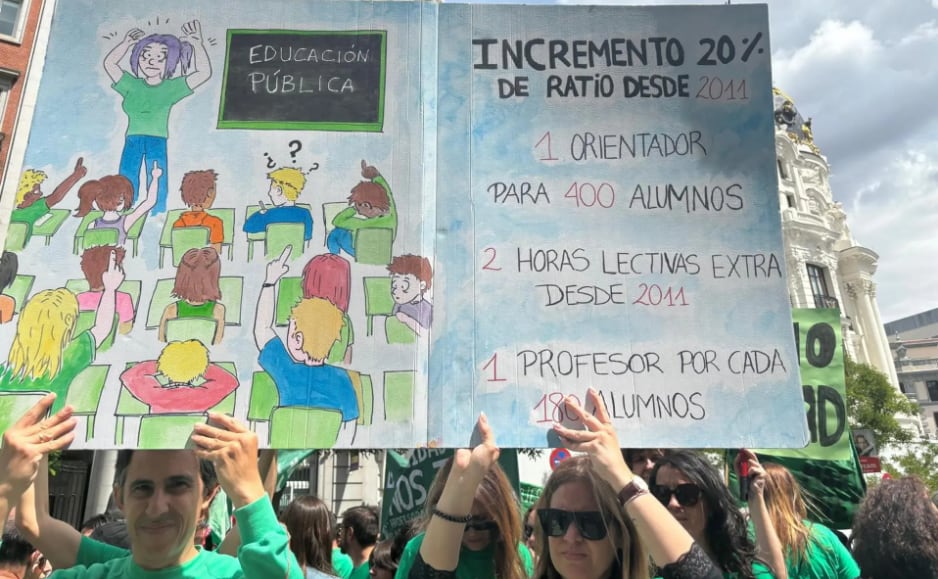 Imagen de una pancarta durante una concentración de la enseñanza pública hoy en Madrid. EFE/Celia León