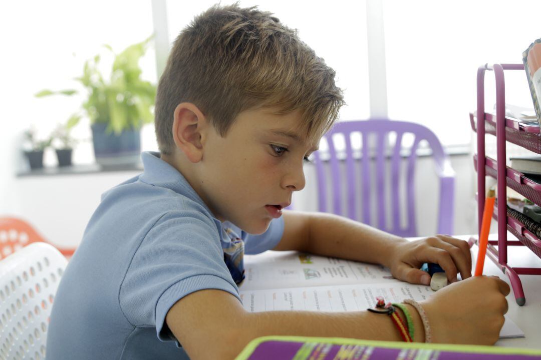 Un niño haciendo las tareas escolares en casa