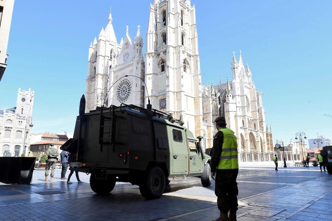Un destacamento del MACA (Mando de Artillería de Campaña), este sábado en León, donde ha realizado labores de control en la capital leonesa