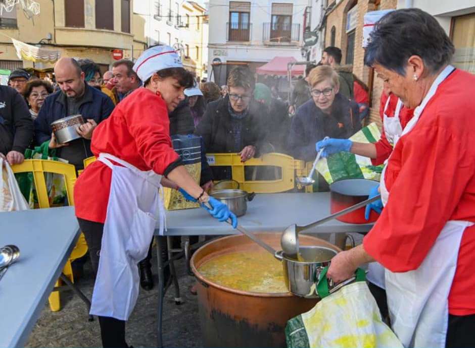 Los vecinos de la calle Sant Vicent fueron los responsables de cocinar las 34 calderes.