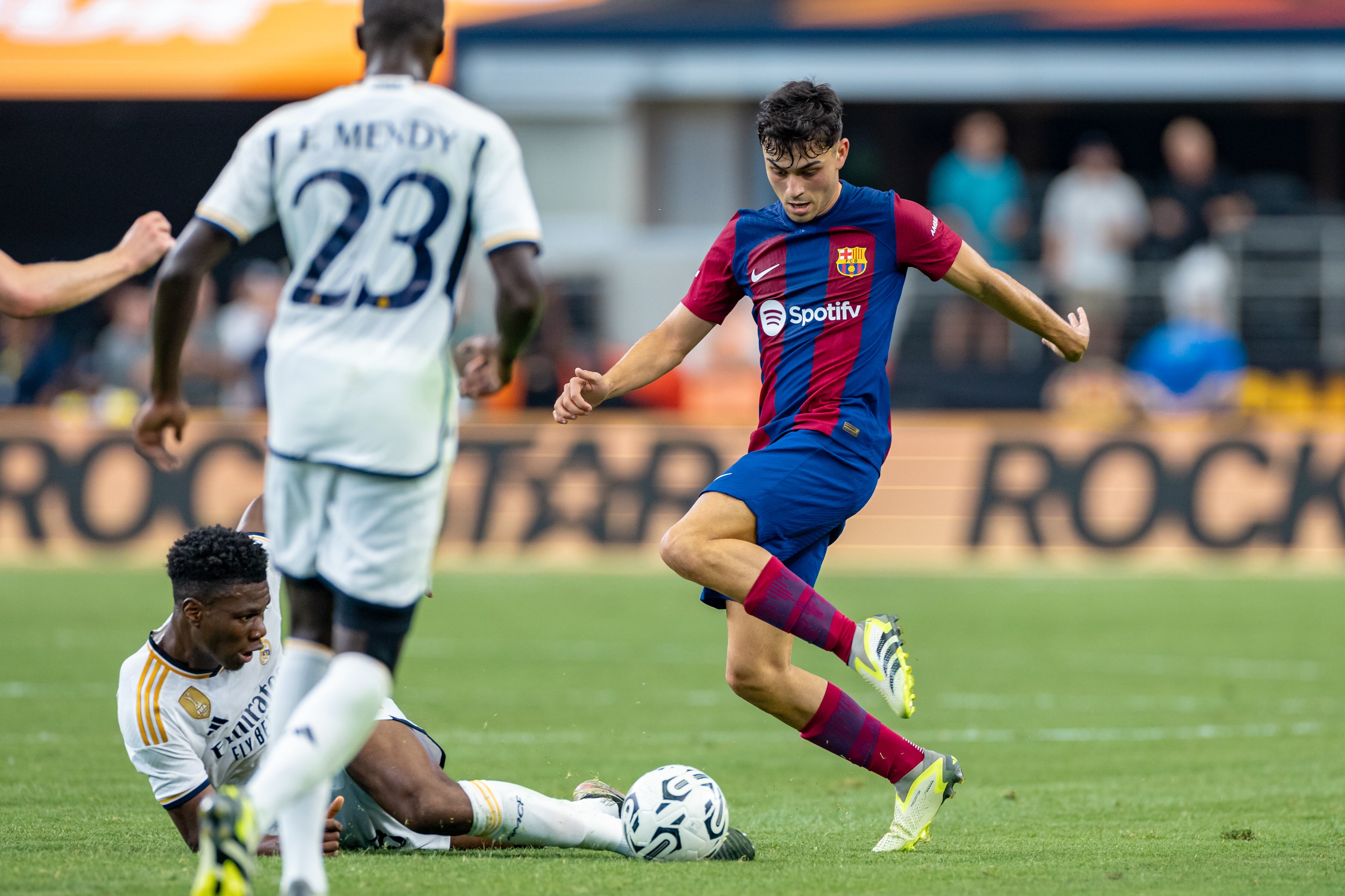 Pedri, jugador del FC Barcelona, driblant Tchouaméni, futbolista del Reial Madrid