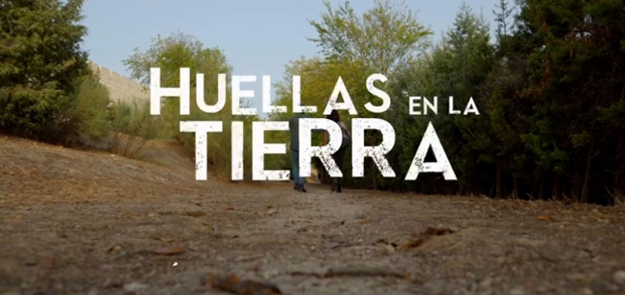 Logo del documental Huellas en la tierra