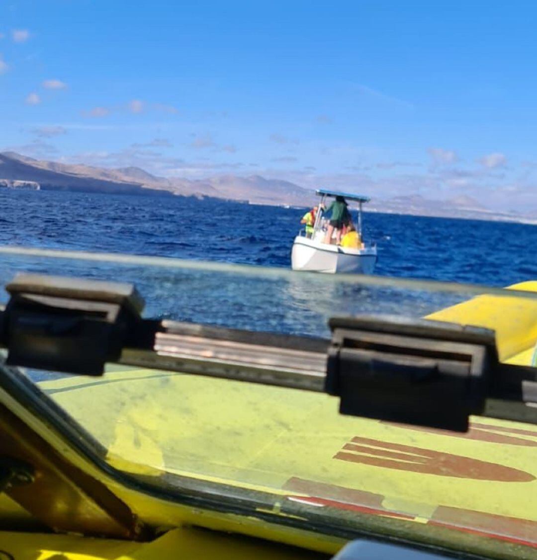 La embarcación de EMERLAN junto al barco a la deriva.