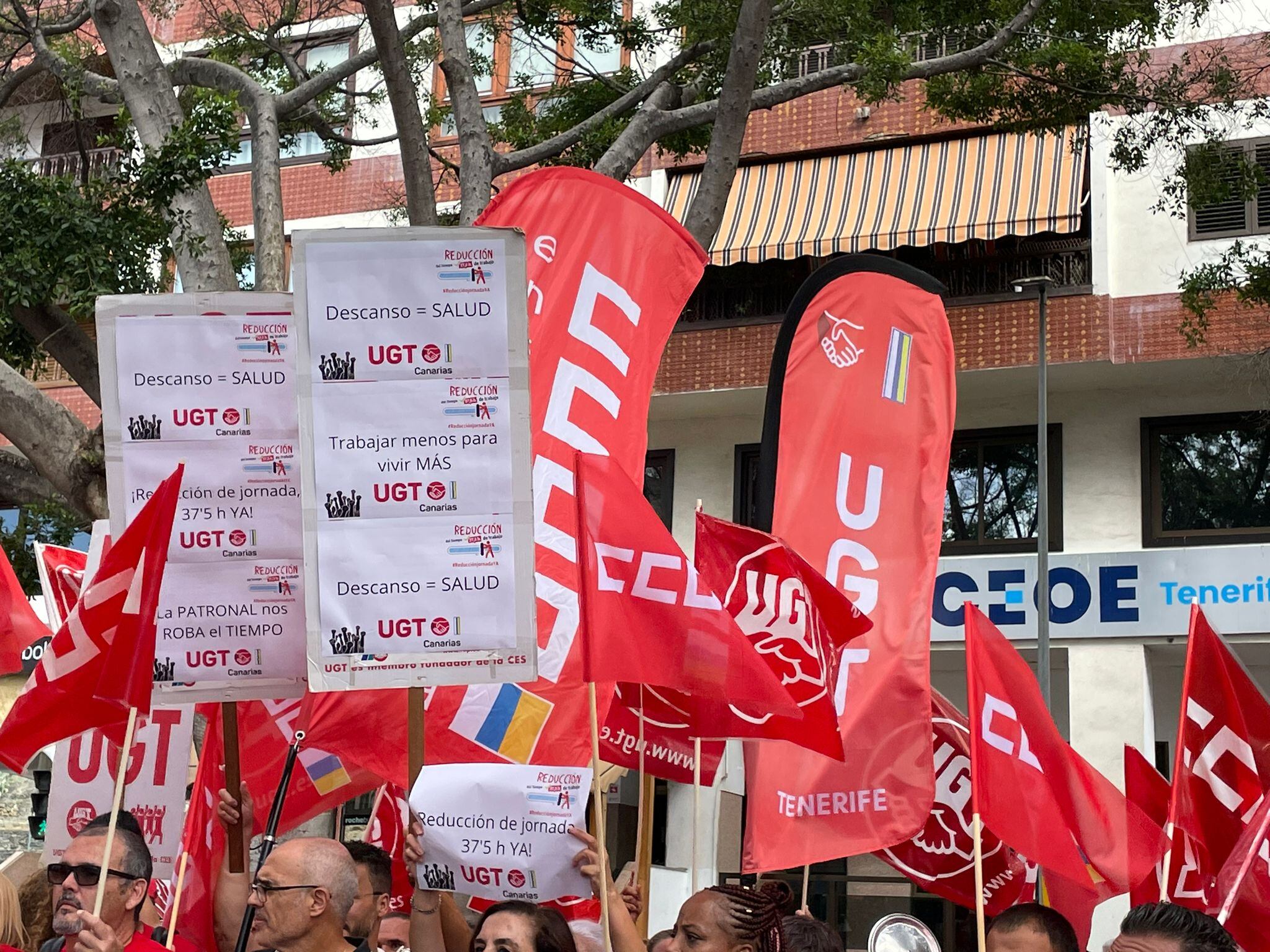Los sindicatos UGT y CCOO manifestándose este miércoles a las puertas de las sedes de las patronales en Canarias