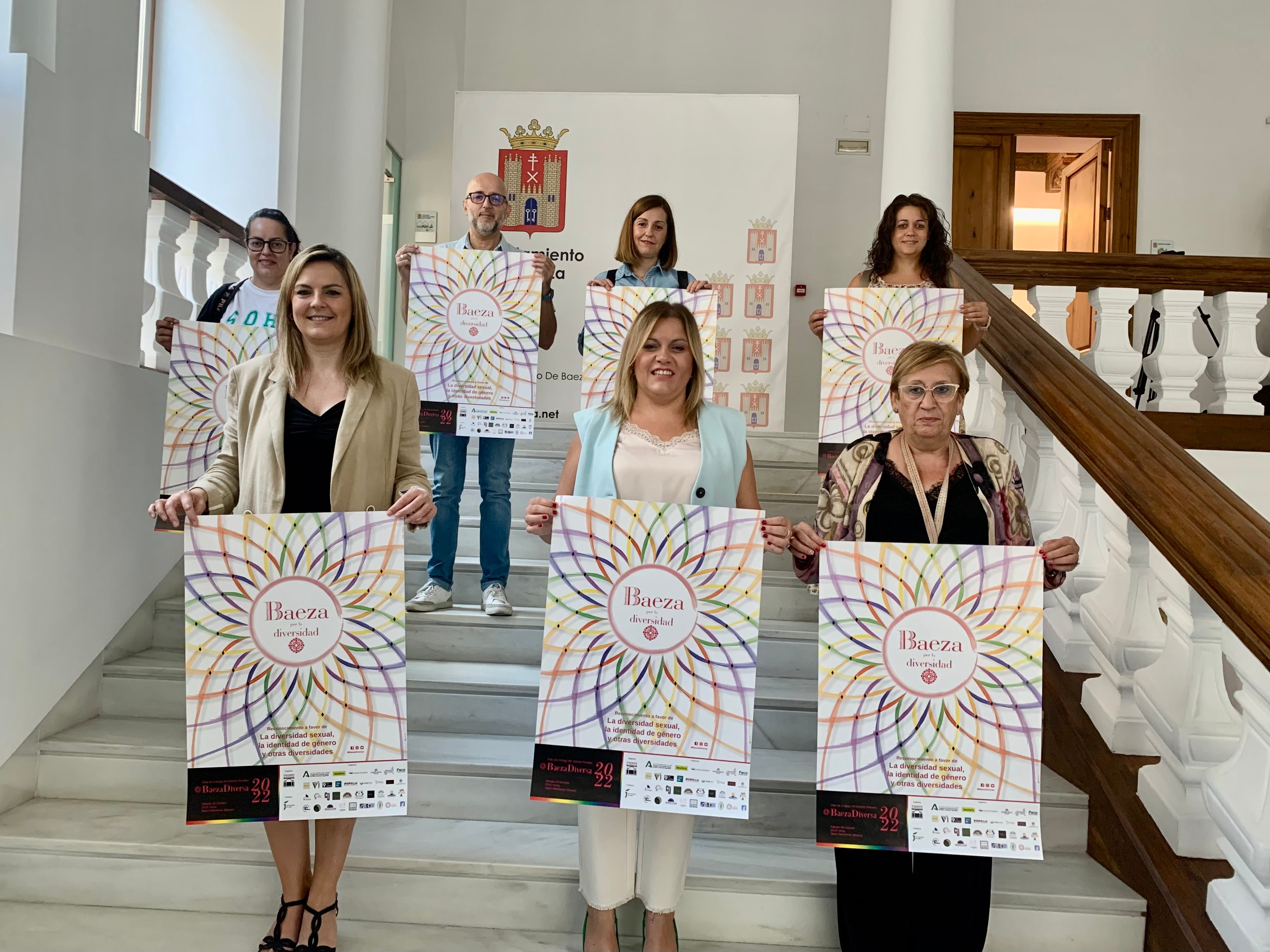 La alcaldesa de Baeza, Lola Marín (la primera por la izquierda en primera fila), rodeada de personal del consistorio y organizadores de Baeza por la Diversidad